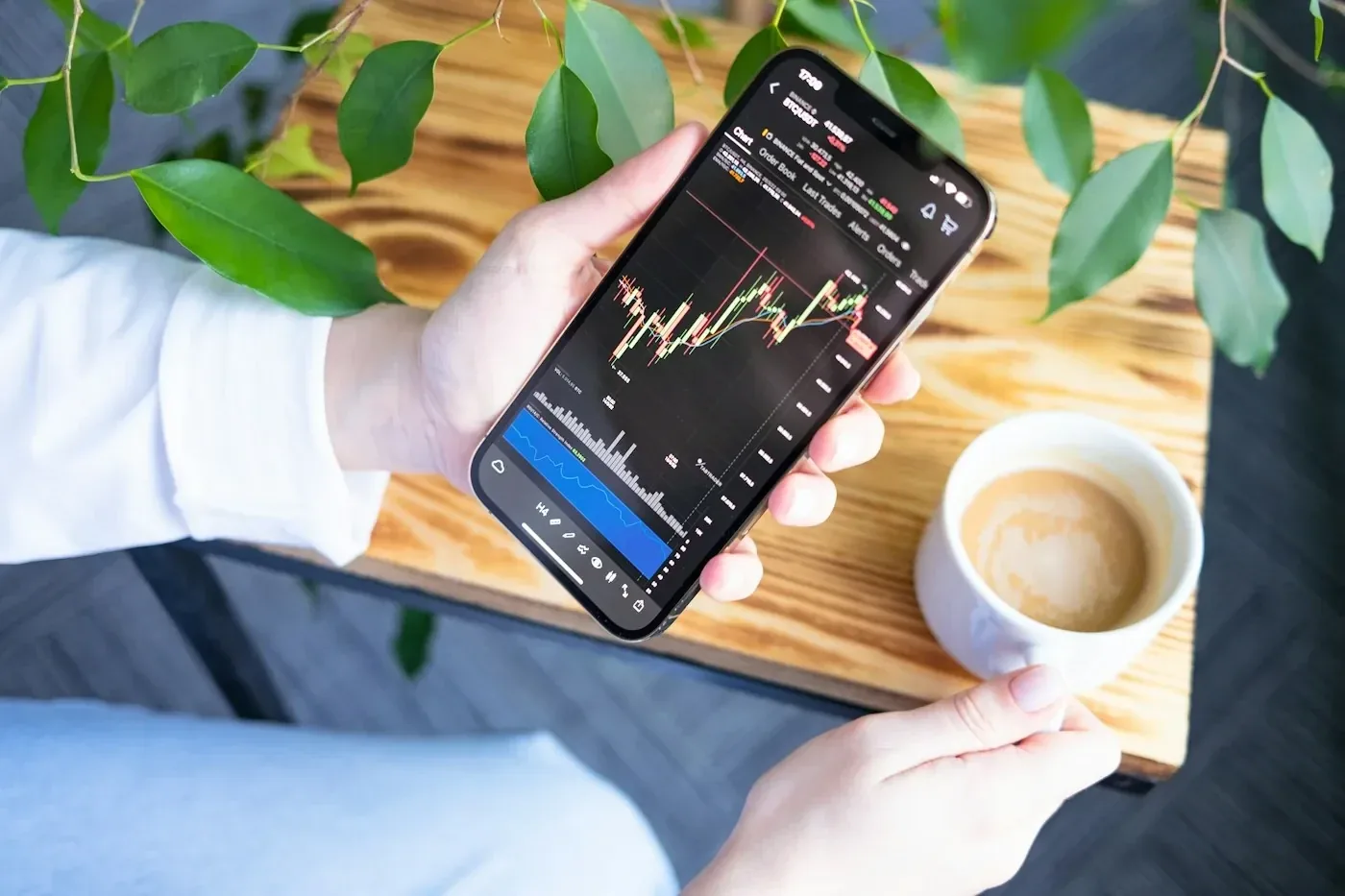Kripto varlık işlemlerini gösteren telefon ekranı